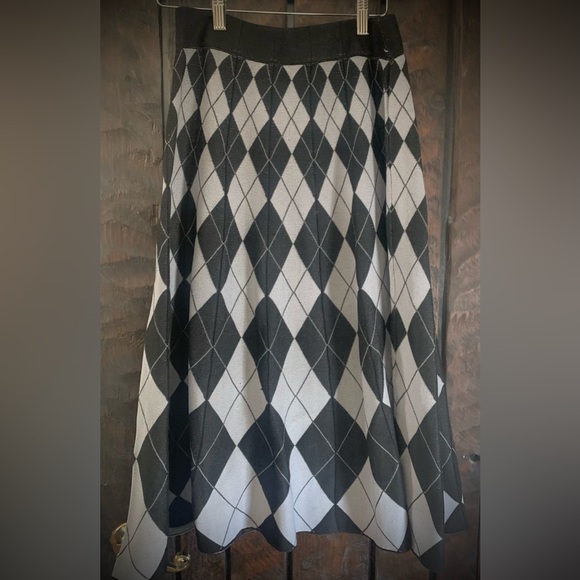 Mid-Length Skirt with black and gray/white pattern - Picture 1 of 2